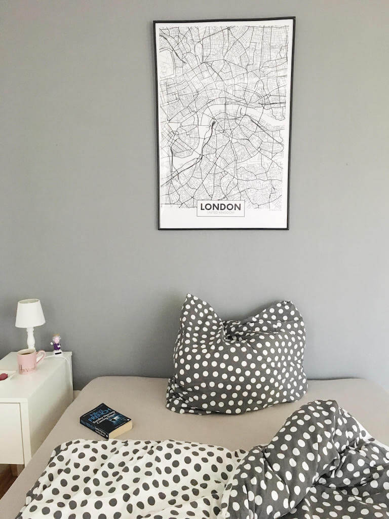 Für viele wahrscheinlich zu grau, aber ich liebe es: mein Schlafzimmer mit London-Feeling.