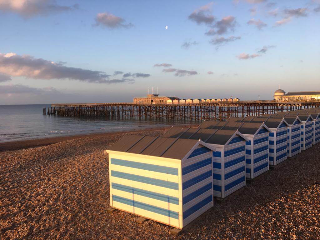 Sonnenaufgang am Strand von Hastings