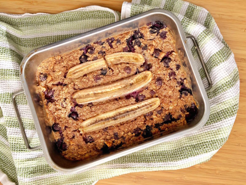Baked Porridge – gebackenes Porridge mit Banane, Heidelbeeren & Walnüssen