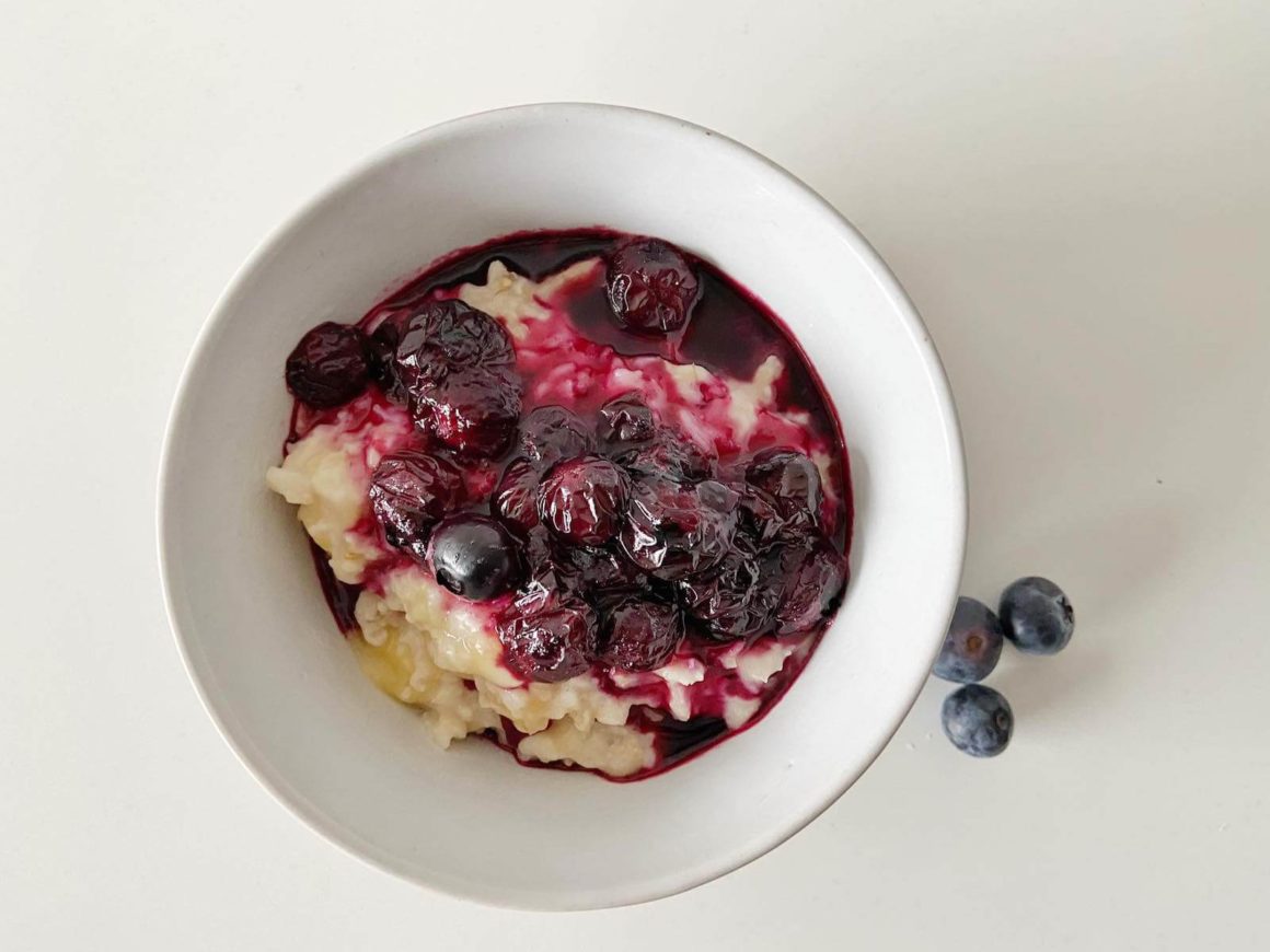 Bananen Porridge mit Blaubeer-Kompott: schnell zubereitet, fruchtig &amp; süß