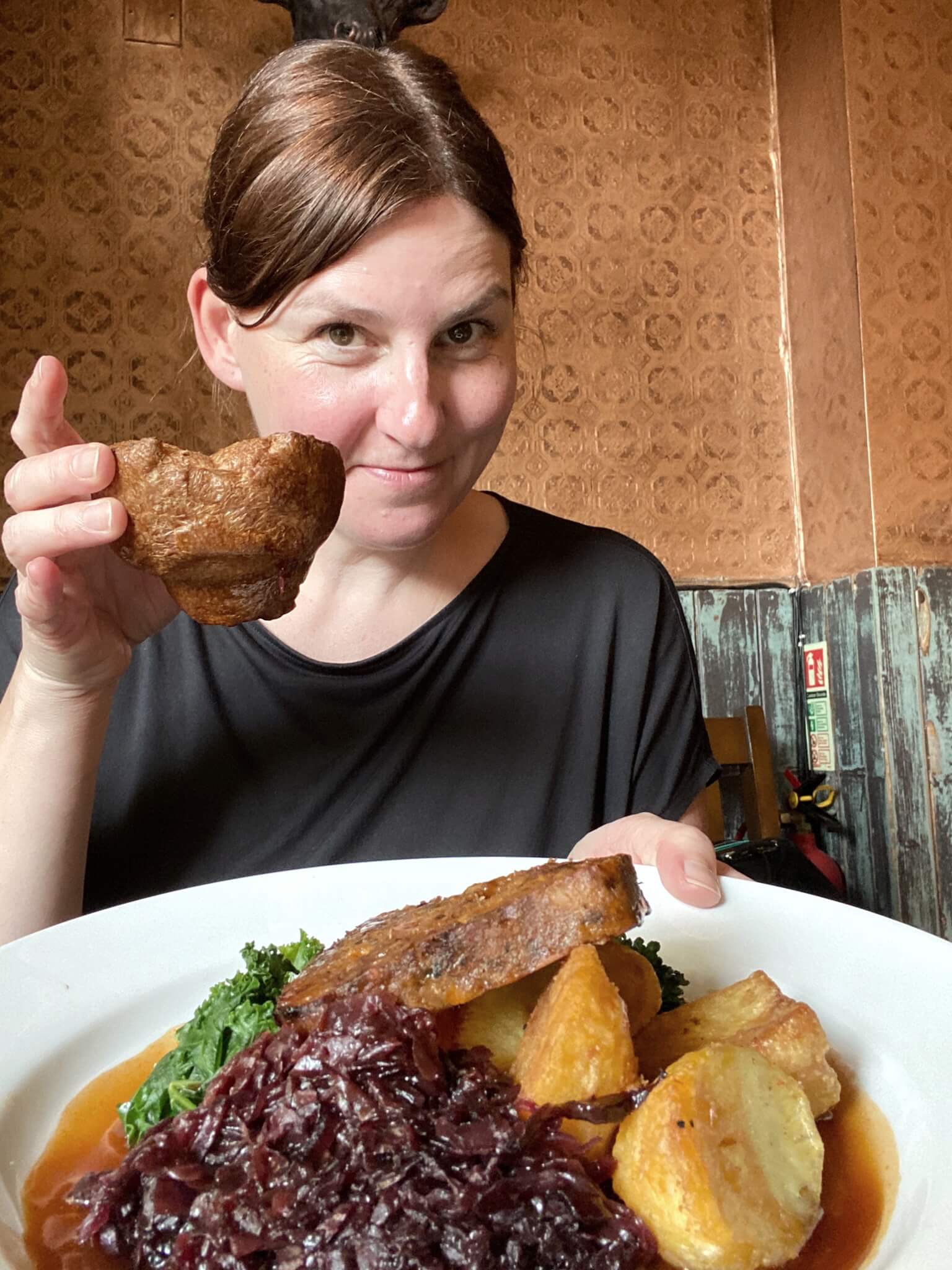 Sandra mit Yorkshire Pudding zum Sunday Roast