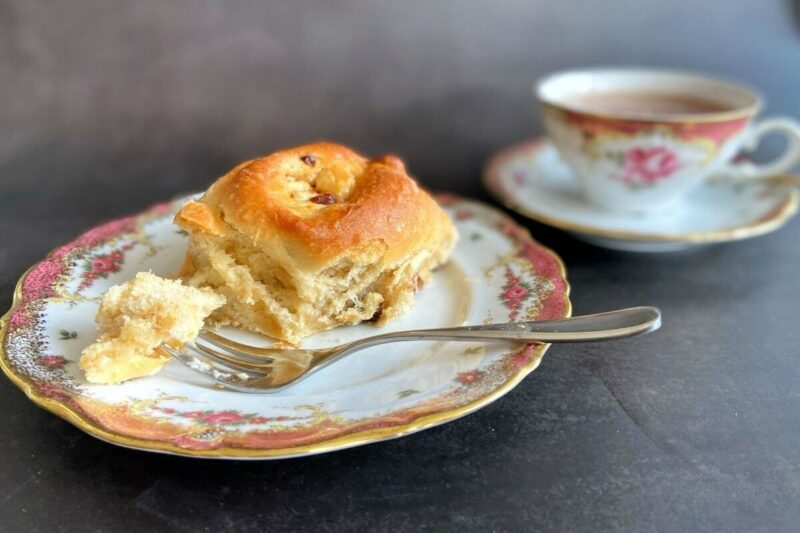 Chelsea Buns Rezept für englische Rosinenschnecken