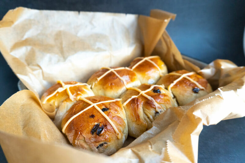 Hot Cross Buns – Rezept für englische Osterbrötchen