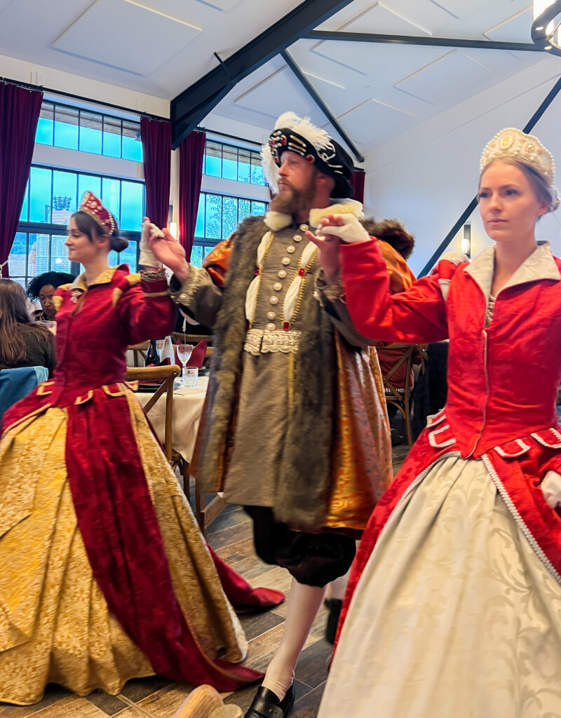 Tudors und Wikinger zwischen den Tischen beim Time Travellers' Feast in Kynren