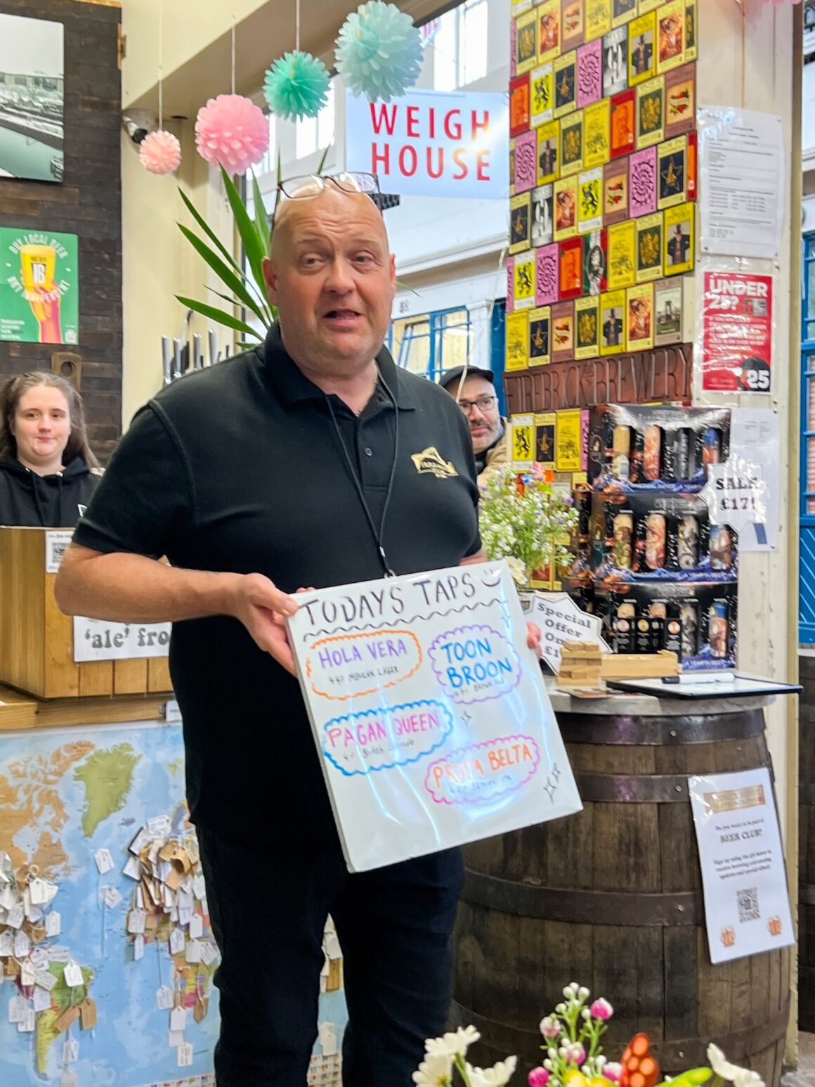Guide präsentiert lokale Ales bei der Food Tour in der Grainger Market