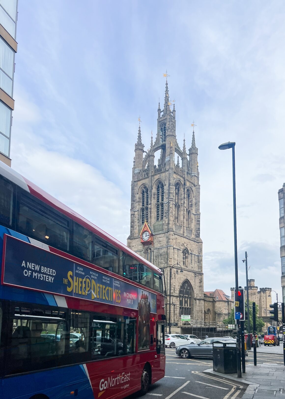 Bus und St Nicholas Cathedral in der Innenstadt von Newcastle